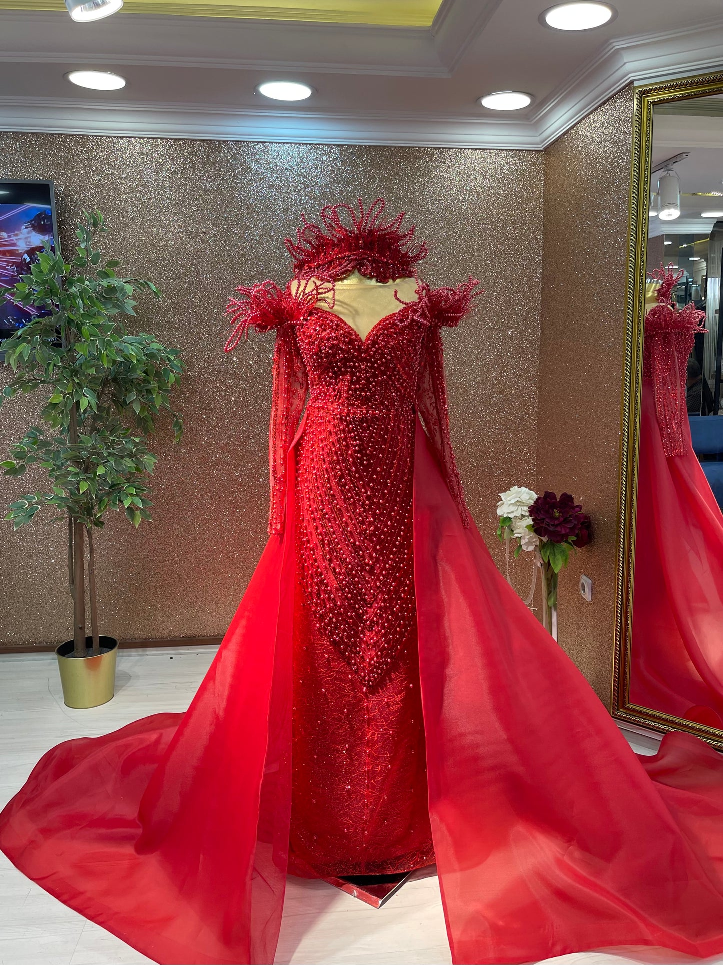 Red Mermaid Evening Dress with Pearl Details & Detachable Train – Classic Glamour Reimagined