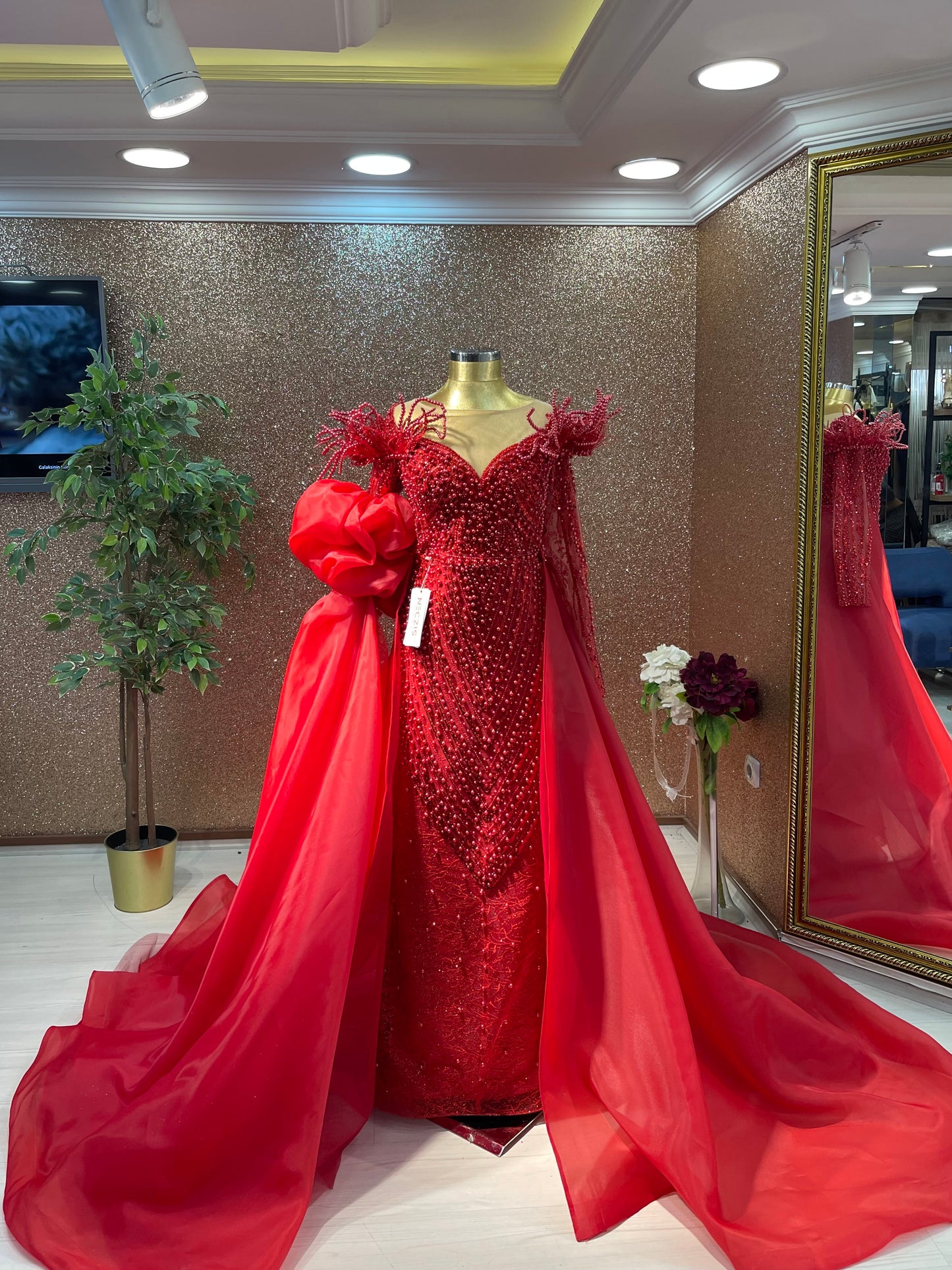 Red Mermaid Evening Dress with Pearl Details & Detachable Train – Classic Glamour Reimagined