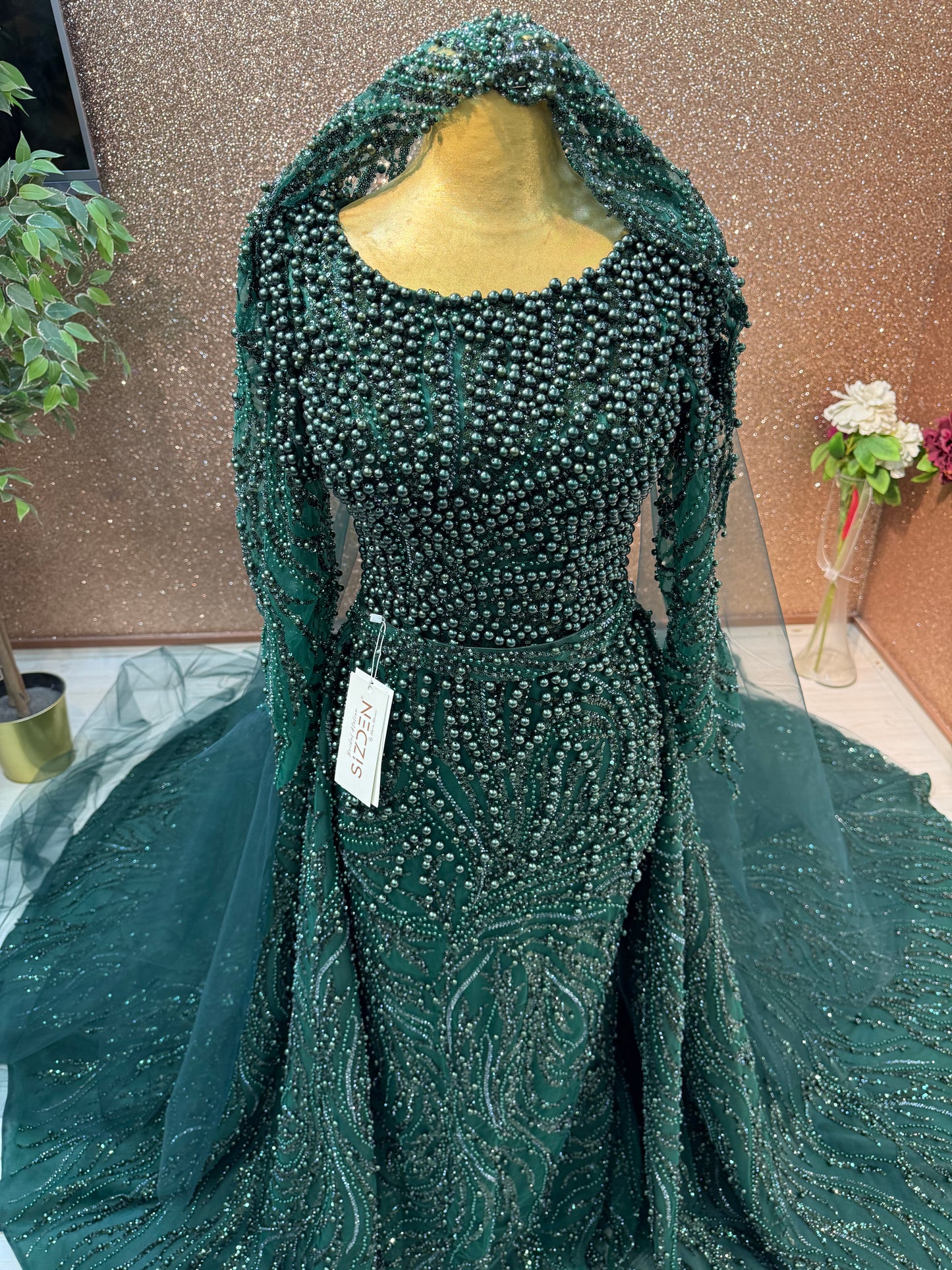 ✨ Emerald Green Lace Fitted Gown with Pearl Details ✨